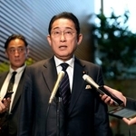 　高市首相と面会後、記者団の取材に応じる岸田元首相＝２７日午後、首相官邸