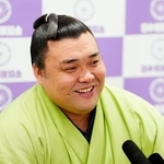 　大相撲夏場所の番付が発表され、記者会見する霧島。１２場所ぶりに大関復帰となる＝２７日、両国国技館