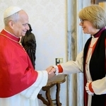 　ローマ教皇レオ１４世（左）と英国国教会のサラ・ムラーリー氏＝２７日、バチカン（バチカンメディア提供・ロイター＝共同）