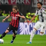 　２６日の試合でプレーするモドリッチ（左）＝ミラノ（ＡＰ＝共同）