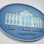 　記者会見場に掲げられているホワイトハウスの看板＝２０２６年３月１９日、ワシントンのホワイトハウス（共同）
