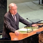 　核拡散防止条約（ＮＰＴ）再検討会議で演説する国連のグテレス事務総長＝２７日、米ニューヨークの国連本部（共同）