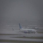 　ユナイテッド航空の航空機（奥）とアメリカン航空の航空機＝２３日、米フロリダ州（ロイター＝共同）