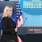 　２７日、米ホワイトハウスでの記者会見に臨むレビット報道官＝ワシントン（ＡＰ＝共同）