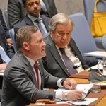 　ホルムズ海峡について発言する米国のウォルツ国連大使（手前）。右隣は国連のグテレス事務総長＝２７日、米ニューヨークの国連本部（共同）