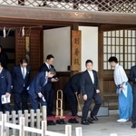 　靖国神社の参拝を終えた「保守団結の会」のメンバーら＝２８日午前、東京・九段北