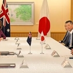 　オーストラリアのウォン外相（左から２人目）と会談する茂木外相（右端）＝２８日正午ごろ、外務省
