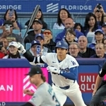 　マーリンズ戦の１回、右前打を放つドジャース・大谷＝ロサンゼルス（共同）