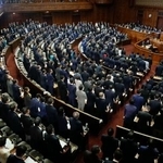 　医療保険制度改革に向けた健康保険法などの改正案を可決した衆院本会議＝２８日午後