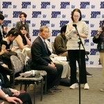 　ニューヨーク市立大の集会で話す被爆２世の韓正淳さん（右端）＝２７日、米ニューヨーク（共同）