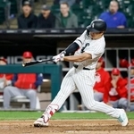 　エンゼルス戦の７回、１２号３ランを放つホワイトソックス・村上＝シカゴ（共同）