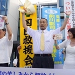 　２０２５年７月、名古屋高裁金沢支部の再審無罪判決を受けた前川彰司さん（中央）