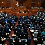 　入管難民法改正案を可決した衆院本会議＝２８日午後