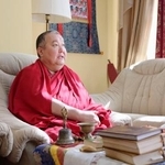 　取材に応じる最高位僧侶のテンジン・チョイダクさん＝３月、ロシア南部カルムイキア共和国エリスタ（共同）
