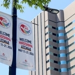 　広島市の平和大通りに設置された南極条約協議国会議のバナー＝２７日