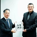 　台湾内政部の馬士元政務次長（右）と沖縄県消防防災対策課の照屋雅浩副参事＝２８日、新北市（内政部提供・共同）