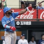 　９回日本ハム２死、カストロが左中間に決勝ソロを放つ＝ベルーナドーム