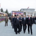 　「海外軍事作戦戦闘偉勲記念館」の前で肩を並べて歩く（手前左から）北朝鮮の金正恩朝鮮労働党総書記、ロシアのウォロジン下院議長、ベロウソフ国防相＝２６日、平壌（朝鮮中央通信＝共同）