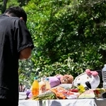 　女性の遺体が見つかった現場で手を合わせる父親＝２８日午前、沖縄県恩納村