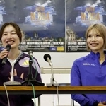 　笑顔で記者会見する福部真子（左）と中島ひとみ＝２８日、ホットスタッフフィールド広島