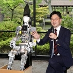 　公開された純国産の人型ロボット「ＳＥＩＭＥＩ」を説明する早稲田大の橋本健二教授＝２８日午後、京都市