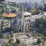 　東京ディズニーランド（空撮）＝２０２６年３月２１日、千葉県浦安市