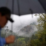 　一時的に大雨が降り出した岩手県大槌町の山林火災現場付近＝２８日午後