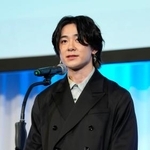 　全日本スキー連盟の２０２５～２６年シーズンの最優秀選手賞に選ばれ、あいさつするスノーボード男子の戸塚優斗＝２８日、東京都品川区