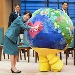 　国際園芸博覧会のマスコットキャラクター「トゥンクトゥンク」とタッチする高市首相＝２８日午後、首相官邸