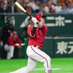 　５回広島１死一、二塁、坂倉が右越えに３ランを放つ＝東京ドーム