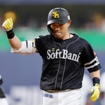 　８回、代打で勝ち越し打を放ちガッツポーズするソフトバンク・中村晃＝京セラドーム