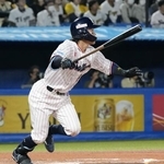 　６回ヤクルト１死、武岡が中越えに本塁打を放つ＝神宮