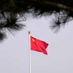 　北京市内に掲げられた中国国旗＝３月（共同）