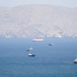 　２７日、オマーン沖のホルムズ海峡に浮かぶ船舶（ロイター＝共同）