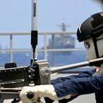 　重機関銃による実弾発射訓練に臨むフィリピン軍の兵士＝２５日、南シナ海洋上（共同）