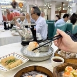 　エビギョーザなどの点心がテーブルに並ぶ飲茶レストラン＝１０日、中国広東省広州市（共同）