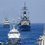 　隊列を組んで航行する各国の艦船。手前から２隻目は自衛隊の護衛艦「いかづち」＝２４日、南シナ海洋上（共同）