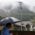 　一時的に大雨が降り出した岩手県大槌町の山林火災現場付近＝２８日午後