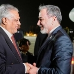 　パキスタンのダール外相（左）から歓迎を受けるイランのアラグチ外相＝２４日、パキスタン・イスラマバード近郊（イラン外務省提供・ＡＰ＝共同）