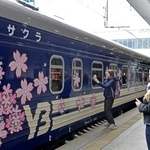 　桜の花びらのイラストでラッピングした列車＝２８日、ウクライナ首都キーウ（共同）