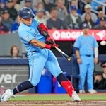 　レッドソックス戦の３回、２点適時打を放つブルージェイズ・岡本＝トロント（共同）