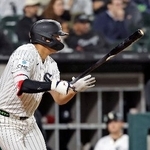 　エンゼルス戦の７回、左前打を放つホワイトソックス・村上＝シカゴ（共同）