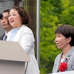 　第９７回メーデー中央大会であいさつする連合の芳野友子会長。手前は高市首相＝２９日午前、東京都渋谷区の代々木公園