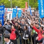 　東京都渋谷区の代々木公園で開かれた第９７回メーデー中央大会に参加した人たち＝２９日午前