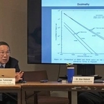 　国連本部で開かれたイベントで話す朝長万左男さん（左）＝２８日、米ニューヨーク（共同）