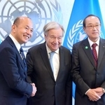 　国連のグテレス事務総長（中央）と面会した広島市の松井一実市長（右）と長崎市の鈴木史朗市長＝２８日、米ニューヨークの国連本部（共同）