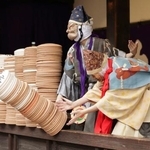 　素焼きの薄い皿「炮烙」を豪快に落とす壬生狂言の人気演目「炮烙割」＝２９日午後、京都市中京区の壬生寺