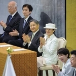 　昭和元年から１００年を記念する式典で、音楽隊による演奏に拍手される天皇、皇后両陛下。右から２人目は高市首相＝２９日午後、東京・日本武道館（代表撮影）