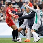 　大宮とのＰＫ戦を制し優勝を決め、祝福される日テレ東京ＶのＧＫ大場（左）＝Ｕ等々力