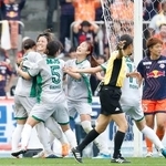 　大宮-日テレ東京Ｖ　延長前半、チーム２点目のゴールを決め祝福される日テレ東京Ｖ・北村（左から２人目）＝Ｕ等々力